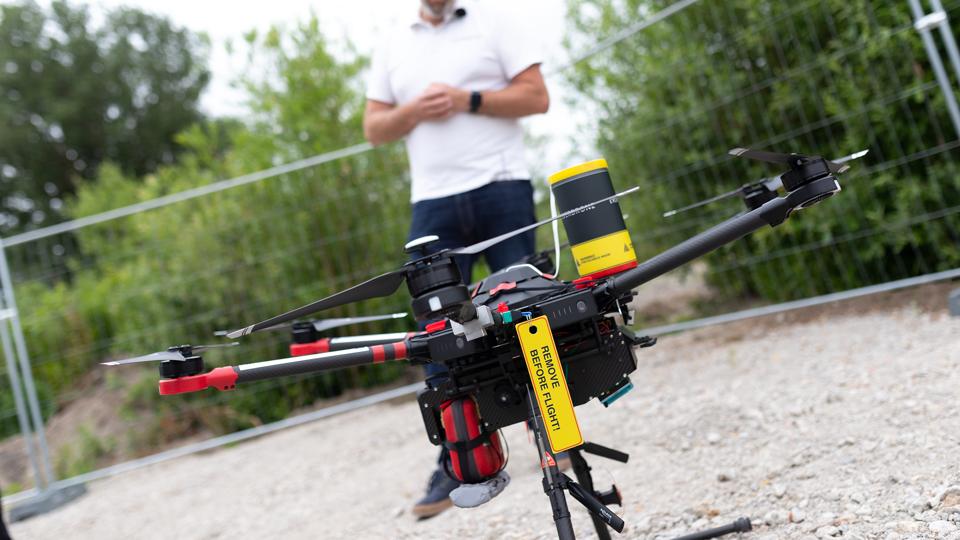 En drone skal som et forsøg flyve hjertestartere ud til patienter med hjertestop. <i>Foto: Line Bloch Klostergaard/Region Nordjylland</i>