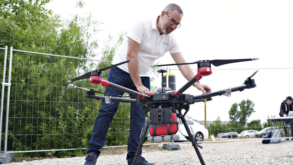 En drone udstyret med en hjertestarter bliver på forsøgsbasis sendt i luften, når der er mistanke om hjertestop i Aalborg. Sådan ser dronen med hjertestarteren ud. <i>Henning Bagger/Ritzau Scanpix</i>