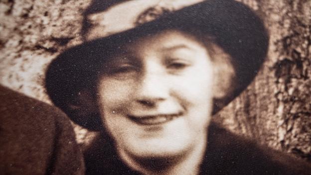 Trods det blide smil, som her sendes over en afstand af 100 år, breder uhyggen sig atter i Maria Sørensens familie: Hvem er kvinden, der ligner hende så meget? <i>Foto: Martél Andersen</i>