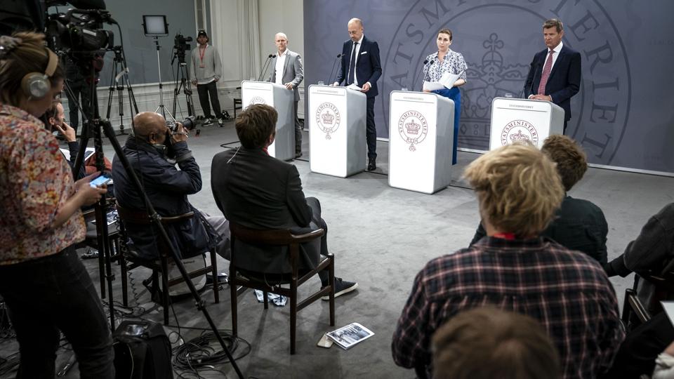 Coronapillen Paxlovid blev præsenteret af sundhedsminister Magnus Heunicke (S) på onsdagens pressemøde i Statsministeriet om den fremtidige coronastrategi. <i>Mads Claus Rasmussen/Ritzau Scanpix</i>