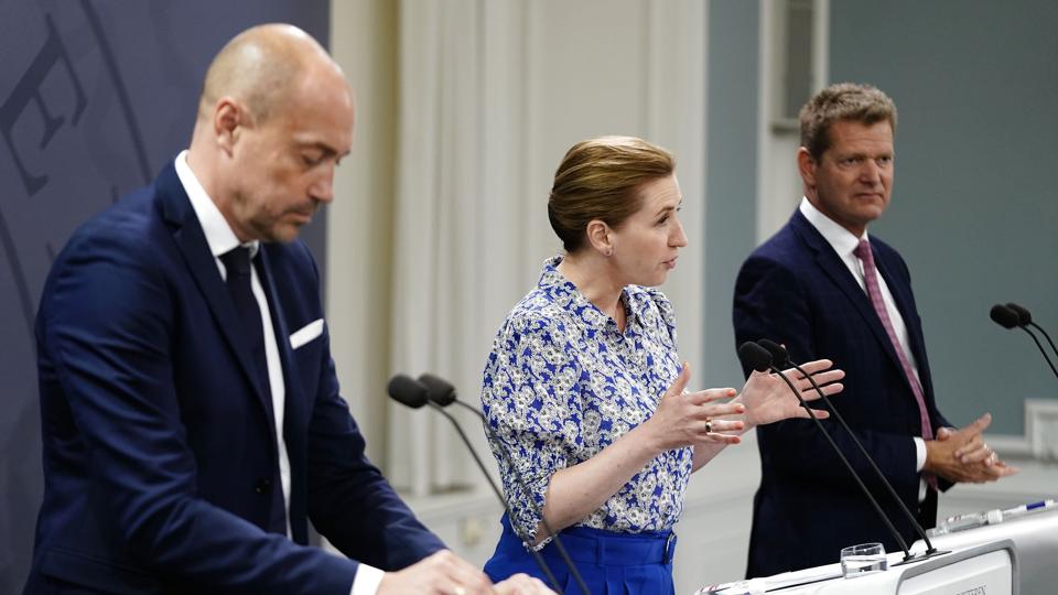 Onsdag blev en ny coronastrategi fremlagt i Statsministeriet. Ifølge virolog Allan Randrup Thomsen har fokus rykket sig fra den brede befolkning til den sårbare målgruppe. <i>Mads Claus Rasmussen/Ritzau Scanpix</i>
