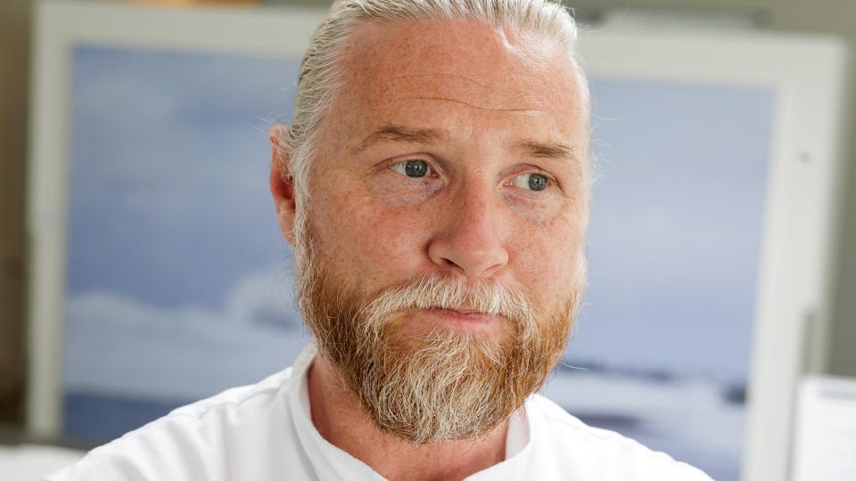 Bob Trinkjær, der i over 10 år var køkkenchef på Sallingsund Færgekro, siger, at de unge eksansatte taler sandt om Jens-Peter Skovs optræden over for dem. 