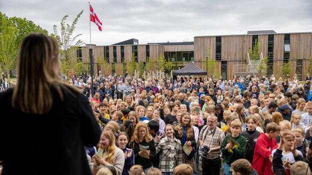 Ida Holmstrøm Nohrcon bragte ved indvielsen nyheden om, at Vrå Børne- og Kulturhus er blevet kåret som årets skolebyggeri. <i>Foto: Martél Andersen</i>