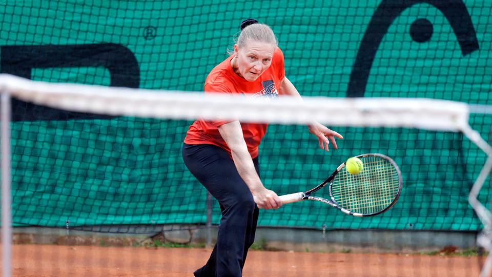 43-årige Dominika Olszewska var i aktion ved DM i tennis, hvor hun repræsenterede værtsklubben i Aalborg. <i>Foto: Torben Hansen</i>