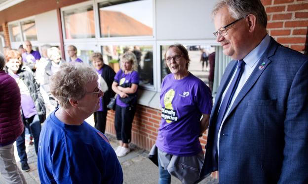 Borgmester Mogens Christen Gade (V) fik også en t-shirt med påskriften "Retfærdig Rengøring". Ina Bach, Fjerritslev, og Jonna Larsen, Brovst, mente, at den burde borgmesteren iføre sig til kommunalbestyrelsesmødet. <i>Foto: Bo Lehm</i>