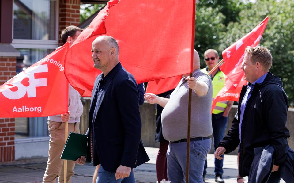 Flag og demonstranter mødte blandt andre Jørgen Ravn Christensen (K) og Johnny Solberg (K), da de ankom til onsdagens kommunalbestyrelsesmøde. <i>Foto: Bo Lehm</i>