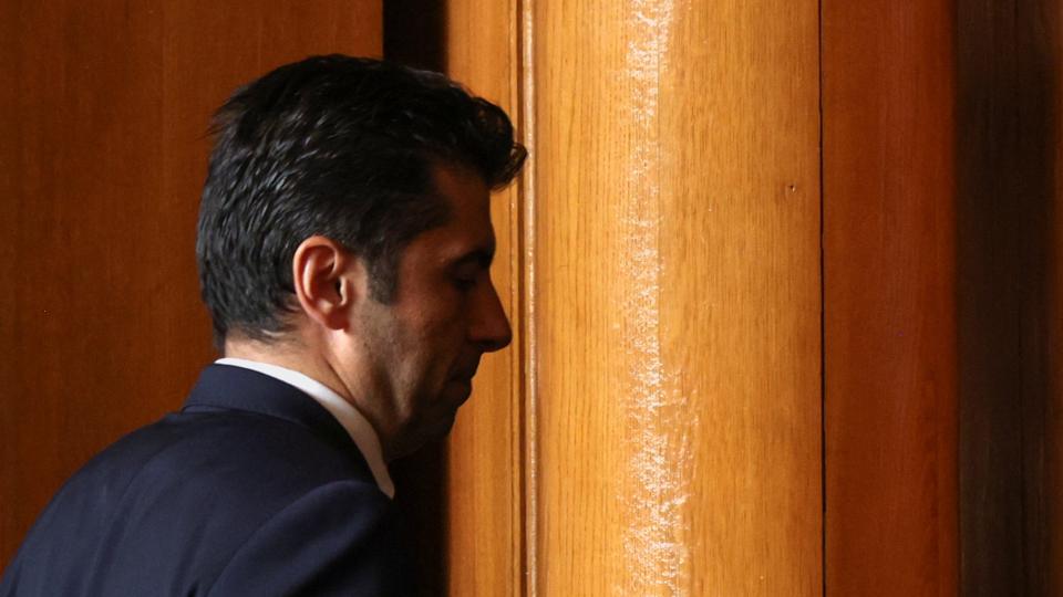 Kiril Petkovs midterparti lavede efter valget i november 2021 en koalitionsaftale med tre andre partiet. Onsdag er premierministeren dog blevet væltet efter kun et halvt år ved magten. <i>Stoyan Nenov/Reuters</i>
