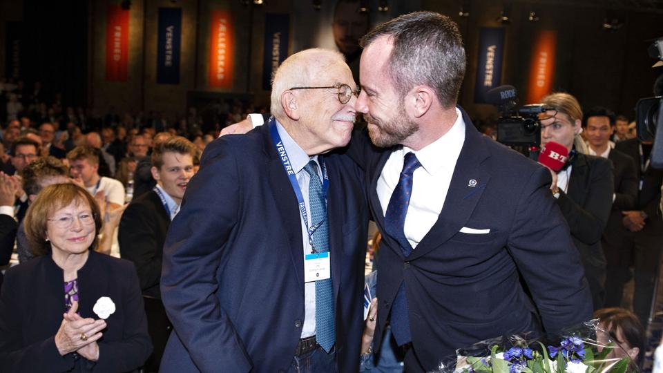 Jakob Ellemann-Jensen er formand for Venstre, ligesom hans far, Uffe Ellemann-Jensen, var i en årrække. Her ses de sammen i Herning Kongrescenter i 2019, da Jakob Ellemann-Jensen blev valgt som formand. Da Uffe Ellemann-Jensen døde natten til søndag, skete det til lyden af fyrværkeri i Tivoli, fortæller hans søn til DR. <i>Henning Bagger/Ritzau Scanpix</i>