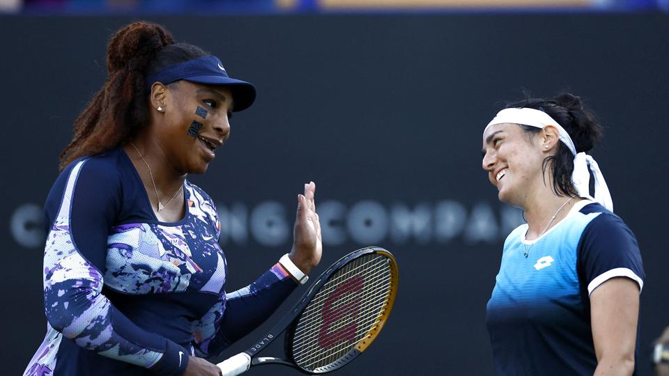 Serena Williams (til venstre) og Ons Jabeur (til højre) fejrer her deres sejr i kvartfinalen ved WTA-turneringen Eastbourne International i England onsdag. <i>Andrew Boyers/Ritzau Scanpix</i>