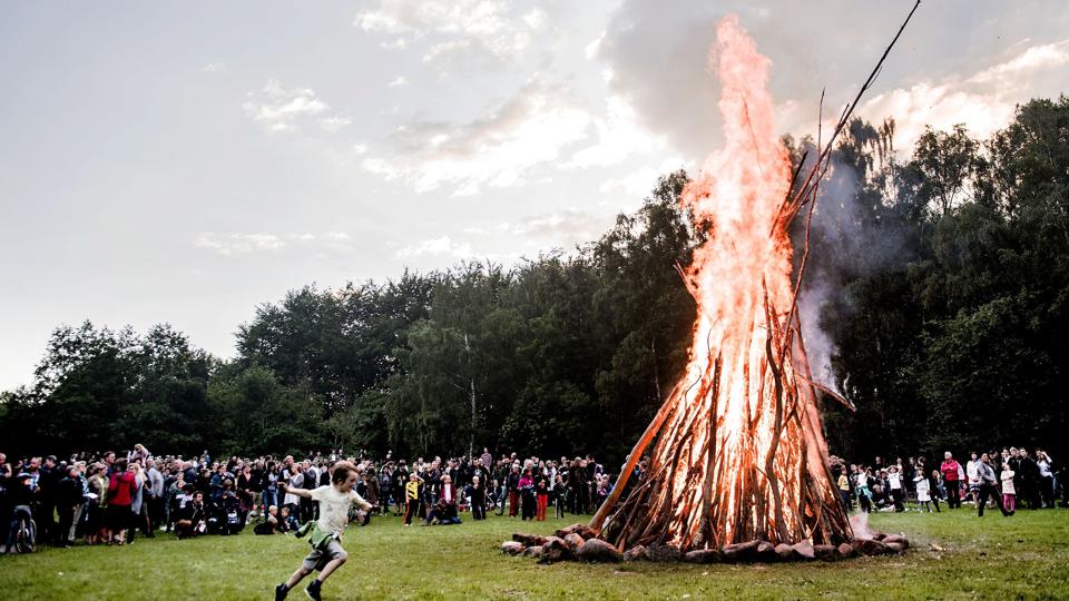 Det bliver solrigt og lunt, når børn og voksne samles til sang og bålhygge sankthansaften. Ifølge DMI bliver det omkring 20 grader ved 20-tiden og svag vind. (Arkivfoto). <i>Sophia Juliane Lydolph/Ritzau Scanpix</i>