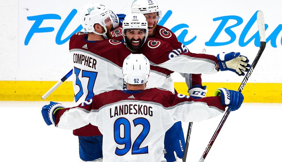 Canadiske Nazem Kadri blev den store helt for Colorado Avalanche, da han gjorde det til 3-2 i den forlængede spilletid mod Tampa Bay Lightning. <i>Mark J. Rebilas/Ritzau Scanpix</i>