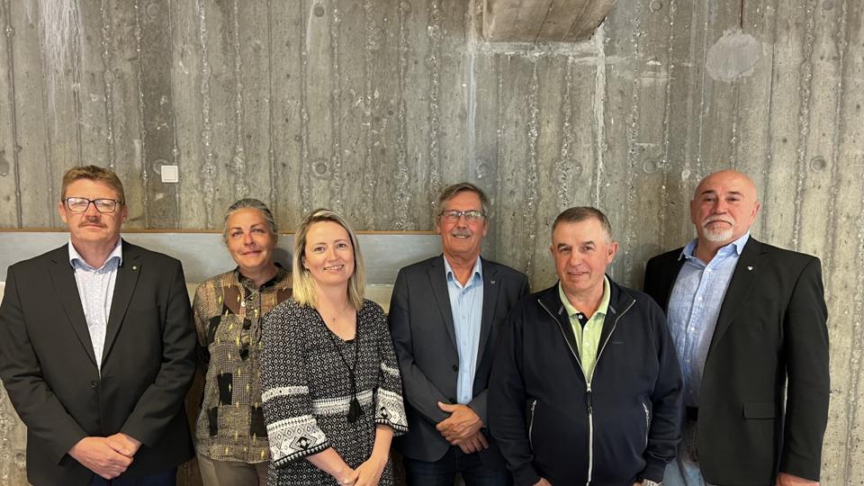 Alle gruppeformændene i byrådet i Frederikshavn Kommune bakker op om de fem havvindmøller. Fra venstre er det: John Lamp Henriksen (K), Mette Hardam (V), Christina Lykke Eriksen (SF), Thomas Hjort (DF), Karsten Thomsen (S) og Jens Nygaard (Nye Borgerlige). <i>Foto: Frederikshavn Kommune</i>