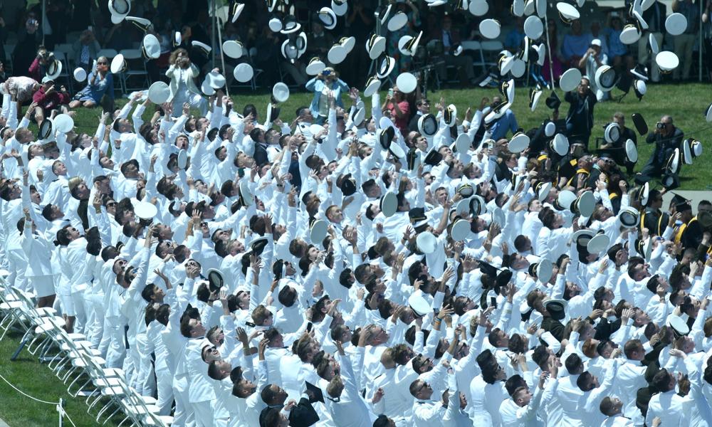 Efter talerne i lørdags kastede 2022-afgangseleverne på Massachusetts Maritime Academy deres kasketter op i luften. Efter talerne i lørdags kastede 2022-afgangseleverne på Massachusetts Maritime Academy deres kasketter op i luften.