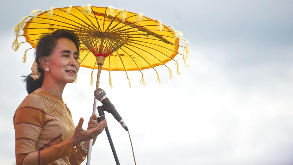 Suu Kyi taler her tilbage i 2015. Hun modtog Nobels fredspris i 1991, mens hun var i husarrest. (Arkivfoto.) <i>Str/Ritzau Scanpix</i>