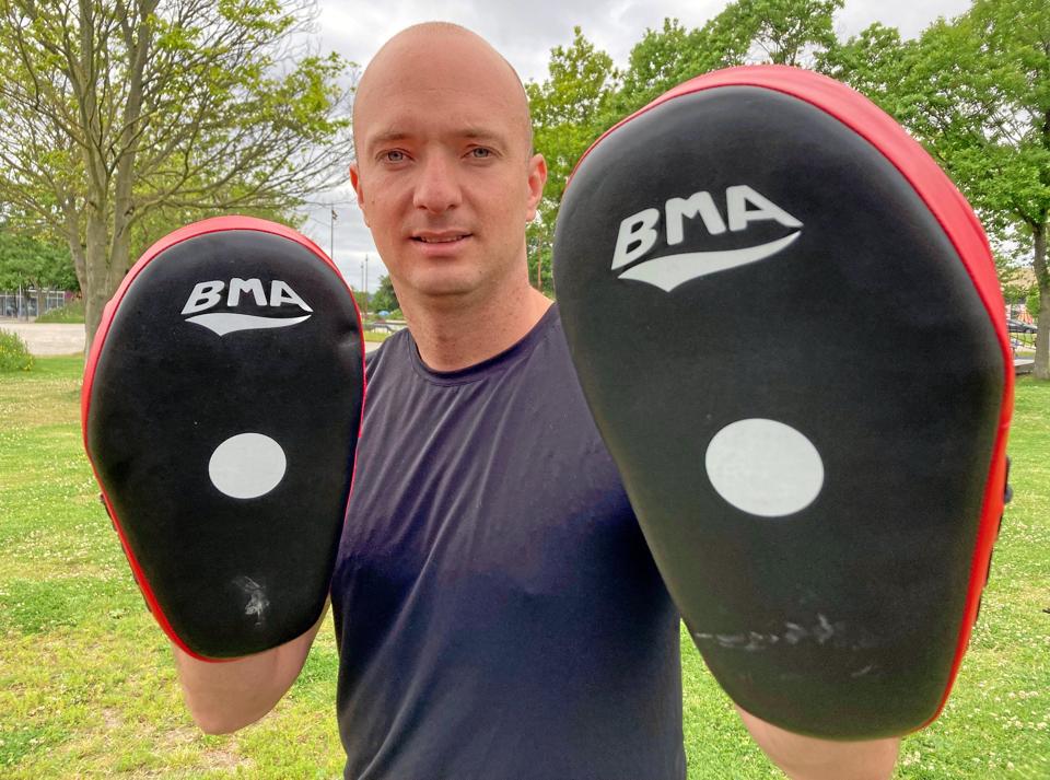 Darko Marjanovic er træner og har selv dyrket kickboxing. Nu vil han dele sin interesse og sin erfaring med frederikshavnerne. <i>Foto: Marianne Isen</i>