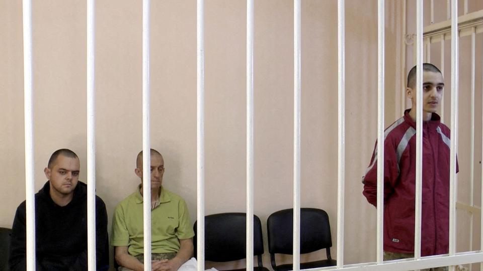 De to briter blev for to uger siden dømt sammen med en marokkaner. <i>Supreme Court Of Donetsk People/Reuters</i>