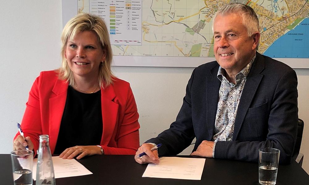 Borgmester i Greve Kommune Pernille Beckmann og Boligselskabet Sjællands byggedirektør Per Bro underskriver aftalen om det nye plejecenter i Tune.