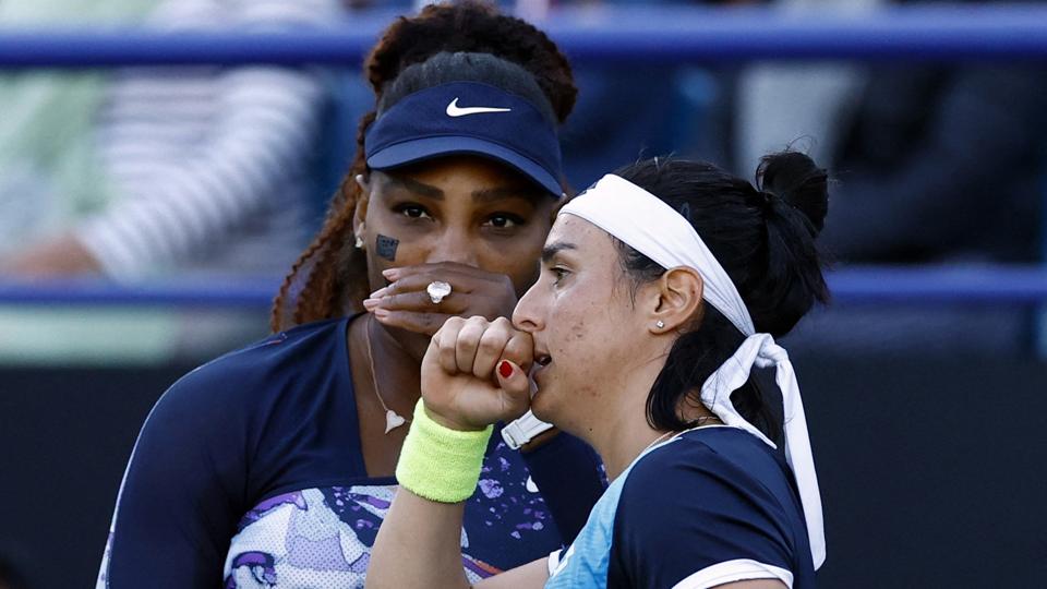 Serena Williams og Ons Jabeur lægger taktik undervejs i kvartfinalekampen i Eastbourne onsdag. <i>Andrew Boyers/Ritzau Scanpix</i>