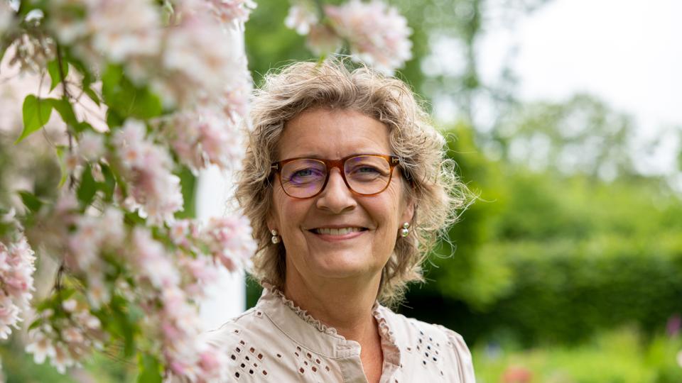 Offentligheden ser oftest Annette Drivsholm som bankdirektør eller som dybt engageret i forskellige fora, der alle har til formål at hjælpe andre eller udvikle Brønderslev, som hun har boet i siden 1992. Fritid i traditionel forstand har hun ikke meget af, men det helt som det skal være, siger hun. <i>Foto: Kim Dahl Hansen</i>