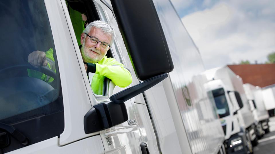 Peter Dahl er masterdriver hos Arla og har god forstand på, hvordan man kører lastbilen, så den bruger mindst mulig brændstof. <i>Foto: Torben Hansen</i>