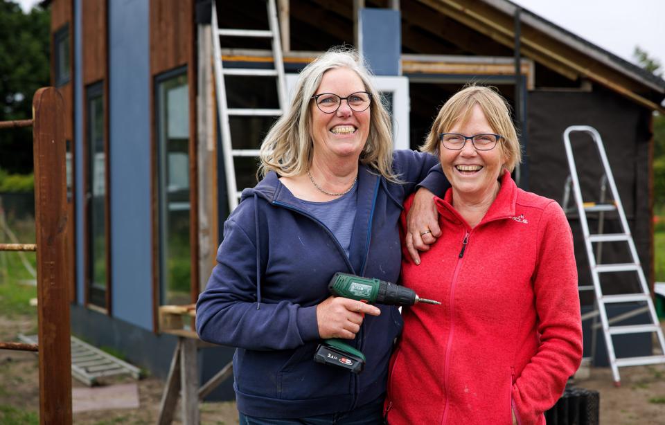 Der bliver grinet og snakket en masse, når Lisbeth Gaardsdal (tv.) og Elna Sørensen arbejder på  deres fælles hus i det nye kolonihaveområde i Nykøbing. 