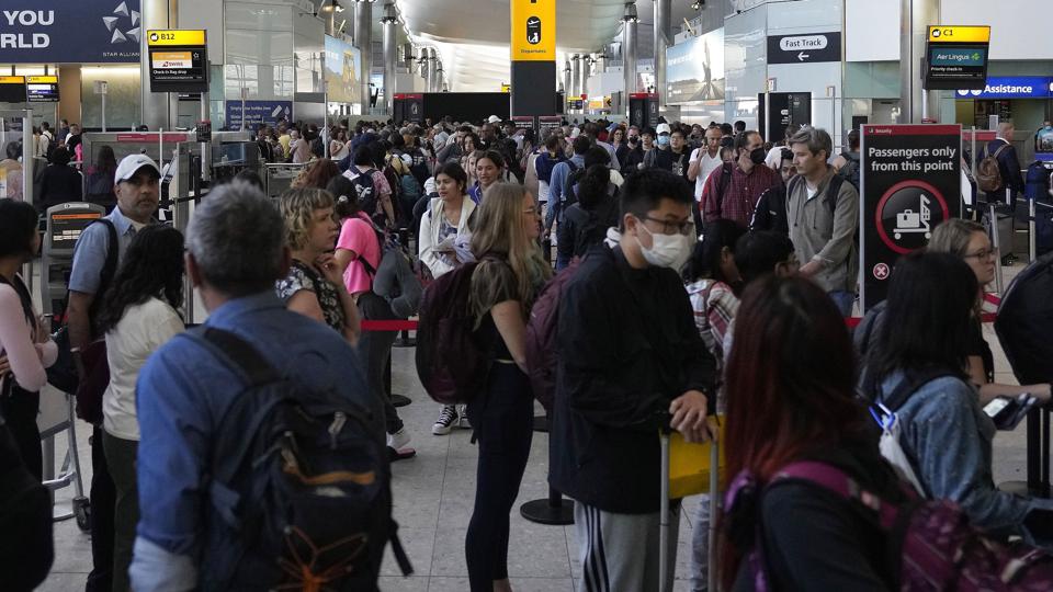 En varslet strejke betyder, at der formentlig bliver endnu mere travlt end først antaget i løbet af sommeren i Heathrow-lufthavnen. <i>Frank Augstein/Ritzau Scanpix</i>