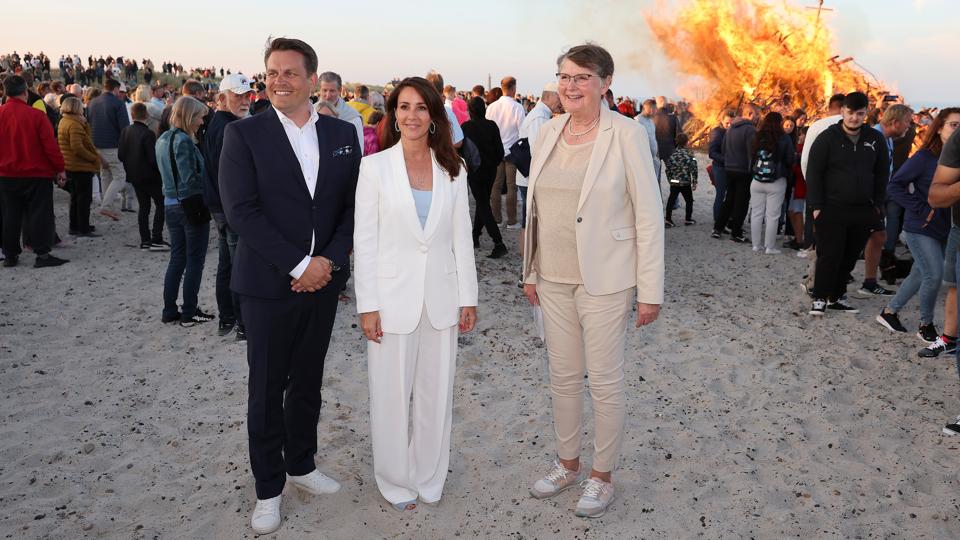 Direktør for Toppen af Danmark René Zeeberg, HKH Prinsesse Marie og Ulla Mosich (formand Toppen af Danmark) foran det store bål på Sønderstrand. <i>Foto: Bente Poder</i>