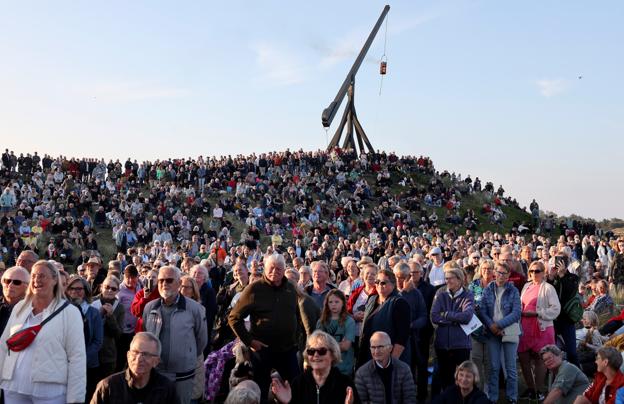 Tusindvis var mødt op for at fejre Sankthans ved Vippefyret på Sønderstrand. <i>Foto: Bente Poder</i>