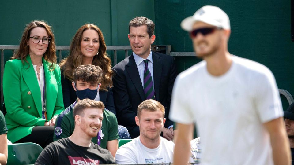 Sally Bolton (i grøn jakke) er øverste chef for Wimbledon. (Arkivfoto) <i>Aeltc/Ben Solomon/Ritzau Scanpix</i>