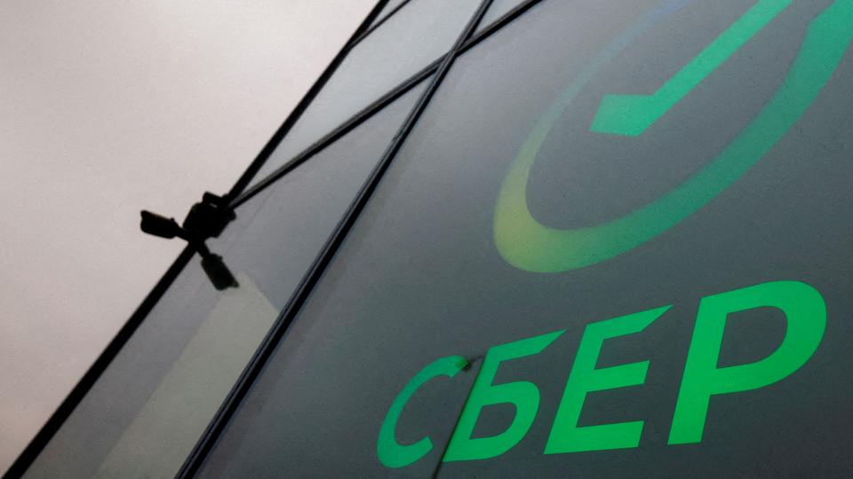Ruslands største bank, Sberbank, er underlagt sanktioner fra Vesten og er eksempelvis udelukket fra betalingssystemet Swift. (Arkivfoto). <i>Maxim Shemetov/Reuters</i>