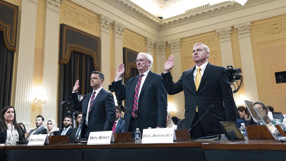 (Fra venstre) Steven Engel, Jeffrey Rosen og Richard Donoghue var blandt de tidligere Trump-ansatte, som vidnede i torsdagens høring i 6. januar-udvalget. <i>Bill Clark/Ritzau Scanpix</i>