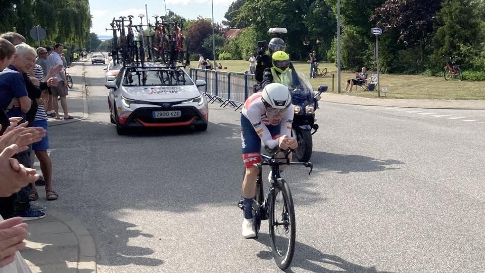 Det var her i vejkrydset på Svalegårdsvej og Strøybergsvej i Aalborg-bydelen Hasseris, der torsdag opstod flere risikable trafiksituationer i forbindelse med DM i enkeltstart. Dog ikke på dette tidspunkt. <i>Foto: Peter Witten</i>