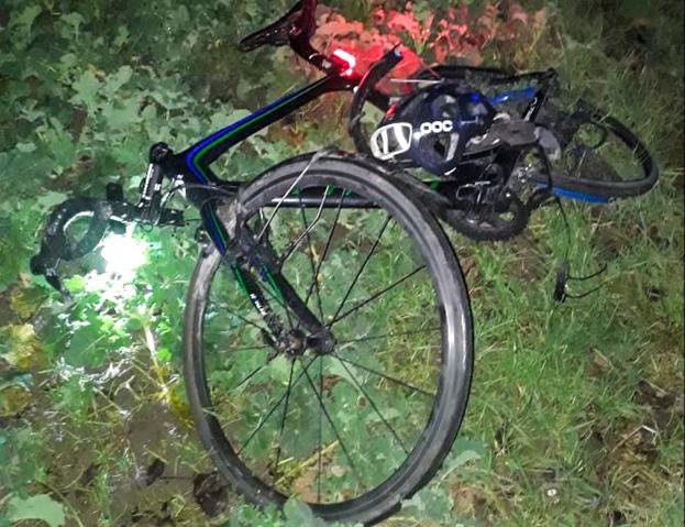 Racercyklen endte ude på en mark, da Søren Christensen blev påkørt bagfra. Foto: Henrik Bonderup