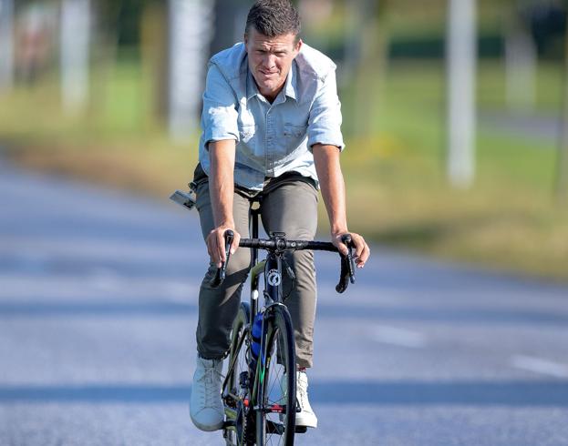 Søren Christensen kørte altid med cykelhjem, men til ære for fotografen tog han den af ved denne lejlighed. Arkivfoto: Torben Hansen