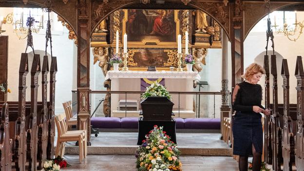 Arina Richter i Tønder Kristkirke inden sin mands bisættelse. Hun havde det tøj på, som hun havde købt til den jobsamtale, der aldrig blev til noget. Arkivfoto: Bo Amstrup/Ritzau Scanpix <i>Ritzau Scanpix</i>