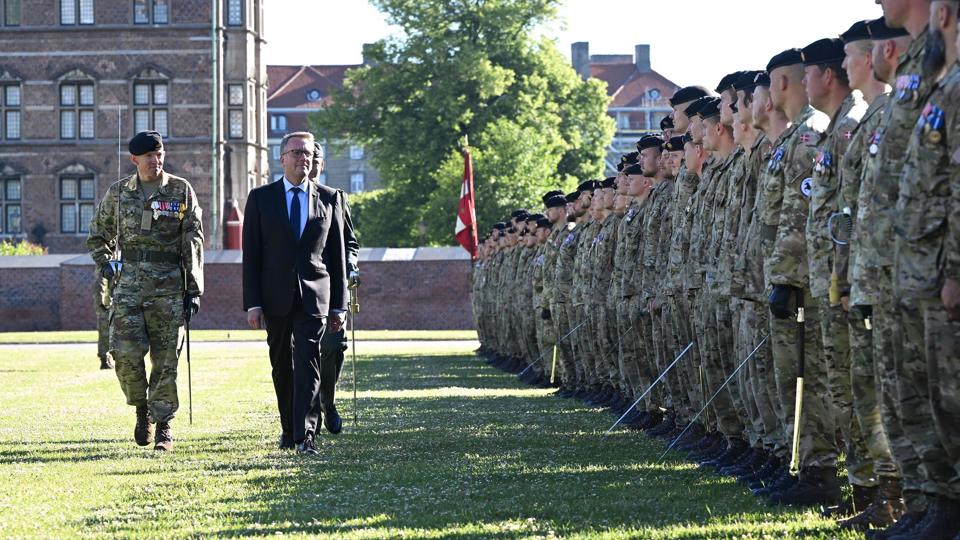Forsvarsminister Morten Bødskov (S) besøger Livgardens Kaserne i København fredag den 24. juni 2022. Ministeren overværer årsparaden, taler for to hold soldater, som skal udsendes til Letland, og holder efterfølgende doorstep. <i>Philip Davali/Ritzau Scanpix</i>
