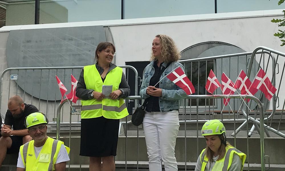 Bygningsstyrelsens projektledere, Dorota Beres og Kristine Tang Parbo, holder tale ved rejsehildet på FIB 15 og FIB 16, Aalborg Universitet, 23. juni 2022.