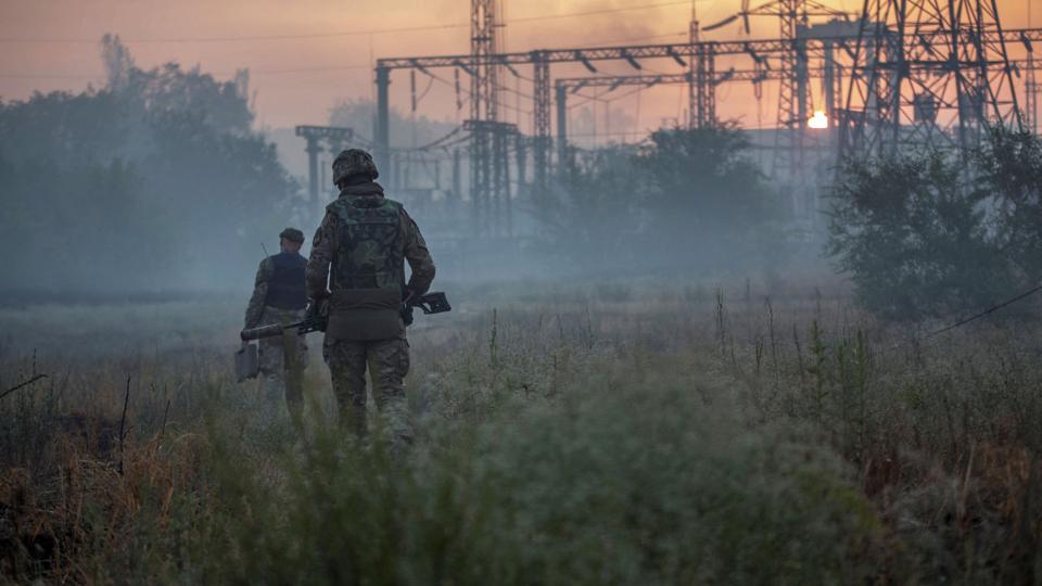 Ukrainske soldater ses her patruljere i en del af byen Sjevjerodonetsk 20. juni. <i>Stringer/Reuters</i>