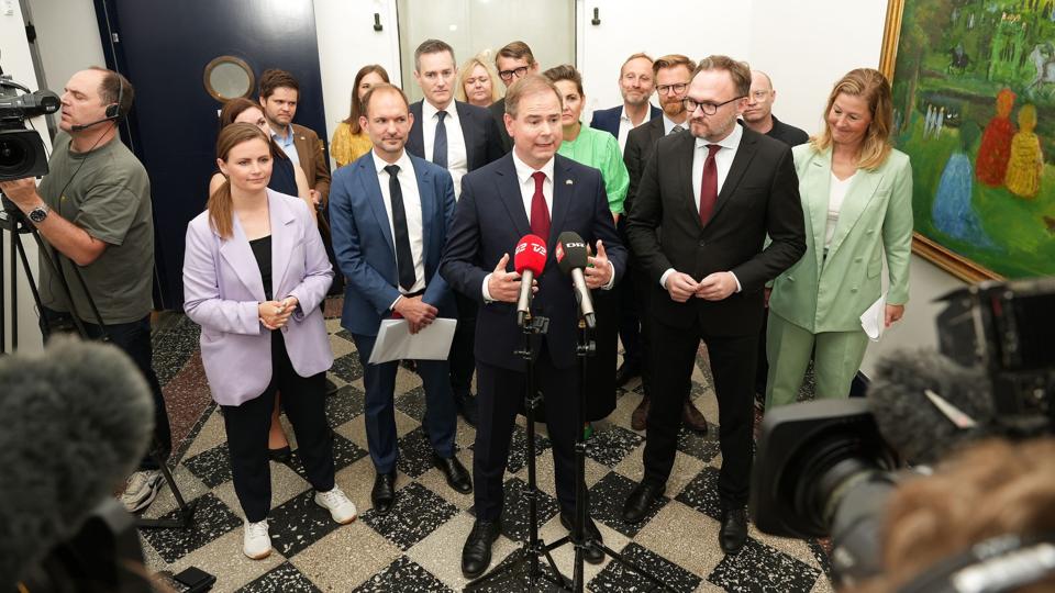 Finansministeren, klima-, energi- og forsyningsministeren, skatteministeren samt repræsentanter fra aftalepartierne præsenterer aftale om kompensation til husholdninger og grøn fond i fredag. <i>Emil Helms/Ritzau Scanpix</i>