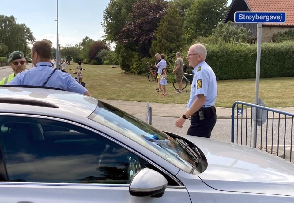 Hjemmeværnsfolk og politi forsøgte at få bilisterne til at holde sig væk fra cykelrytternes rute, men i nogle tilfælde fjernede frustrerede bilister afspærringen for at komme forbi. Her er det dog en civil politibil et andet sted på ruten. <i>Foto: Peter Witten</i>
