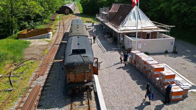 Et af sommerens første ordinære tog på Handest Station. <i>Foto: Asger Christiansen</i>
