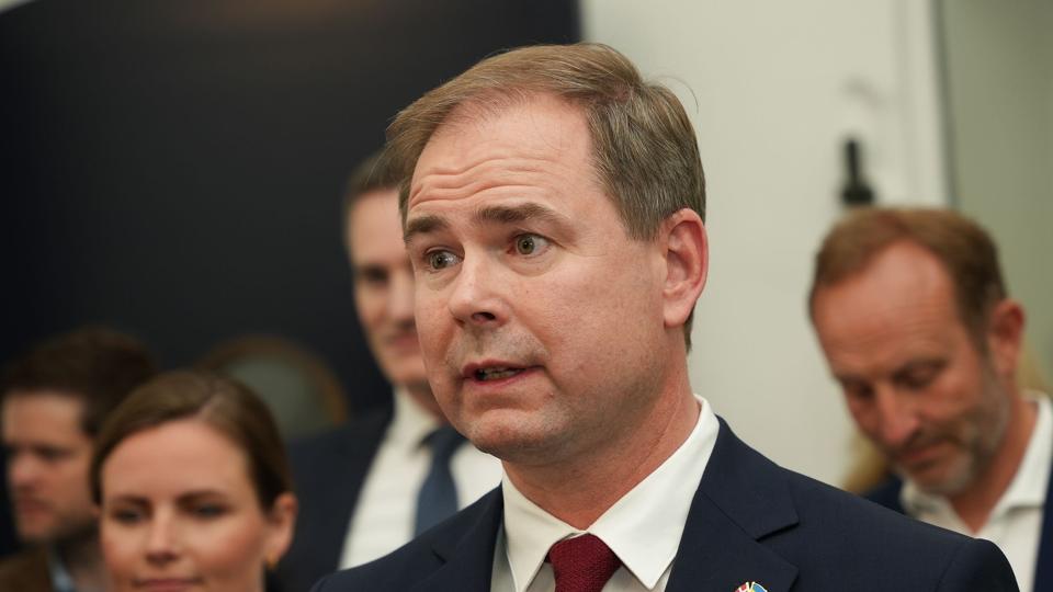 Finansminister Nicolai Wammen (S) lover, at der ikke bæres mere brænde til inflationsbålet. Alligevel er øvelsen med skattefri engangsbeløb ikke helt uden risiko, vurderer økonom. (Arkivfoto) <i>Emil Helms/Ritzau Scanpix</i>