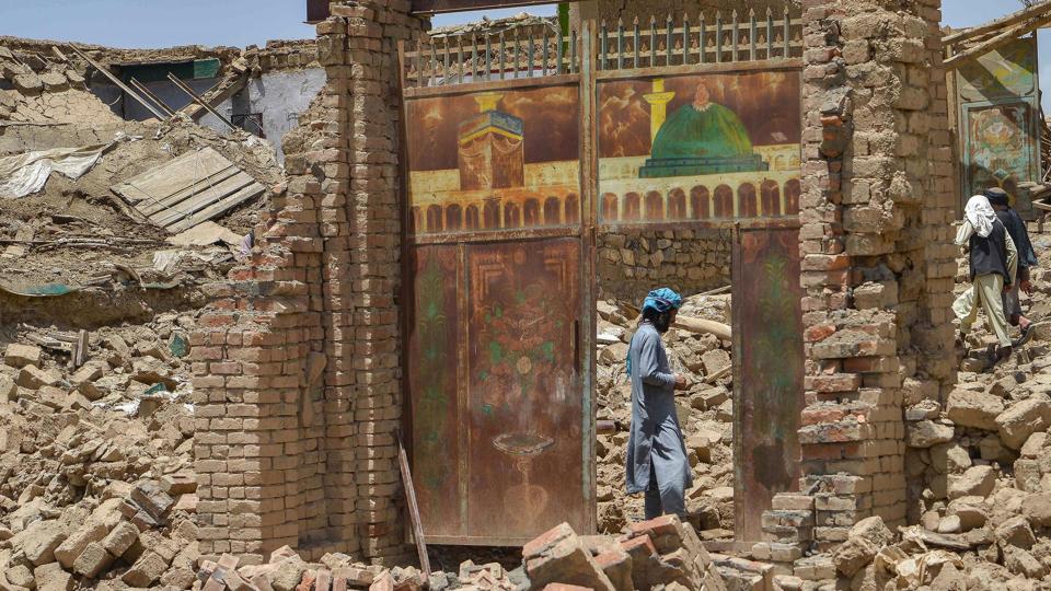 En mand står torsdag ved et ødelagt hus efter et voldsomt jordskælv i Afghanistan. <i>Sahel Arman/Ritzau Scanpix</i>