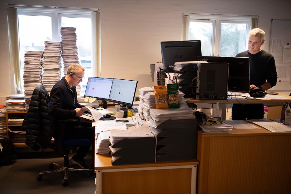 Det er Søren Lukassen (th.) og hans bror Lars Lukassen, der er direktører i familievirksomheden Nordthy. De seneste år er domicilet i Østerild vokset kraftigt, og nu har firmaet købt de tre nabogrunde for at udvide til dobbelt størrelse. <i>Foto: Claus Søndberg</i>