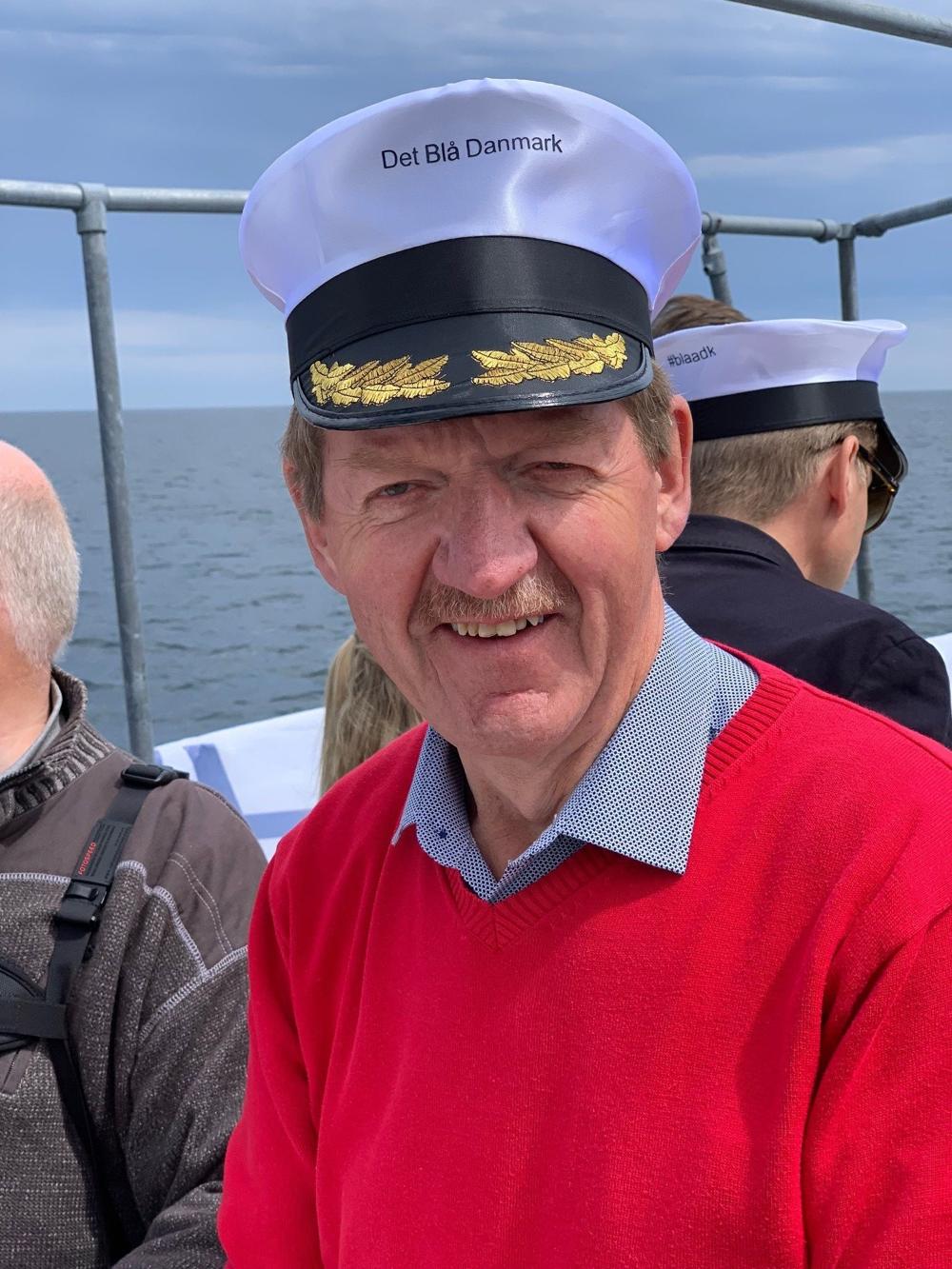 Bjarne Laustsen (S) har sammen med brancheforeningen Danske Maritime i årevis arbejdet på at kunne anvende artikel 346, og det er nu lykkedes. Her er han på vip-sejlads med Postbåden Peter under Folkemøde i 2019. Bjarne Laustsen (S) har sammen med brancheforeningen Danske Maritime i årevis arbejdet på at kunne anvende artikel 346, og det er nu lykkedes. Her er han på vip-sejlads med Postbåden Peter under Folkemøde i 2019.