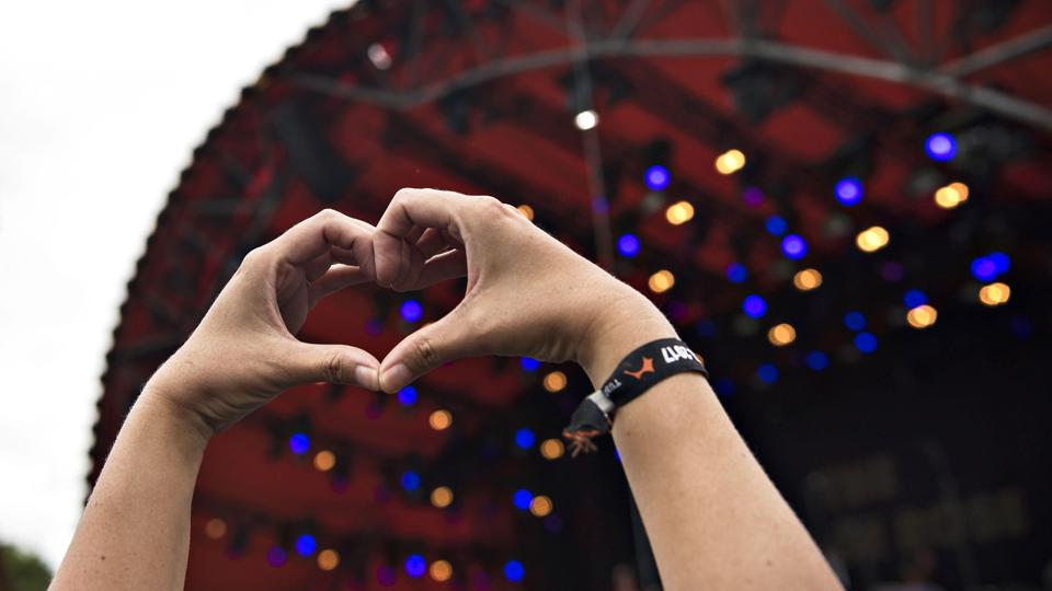 Roskilde Festival åbner for de første gæster lørdag eftermiddag. Kører man i bil til festivalen, skal man være opmærksom på, at fartgrænsen sættes ned på Holbækmotorvejen. (Arkivfoto). <i>Ida Guldbæk Arentsen/Ritzau Scanpix</i>
