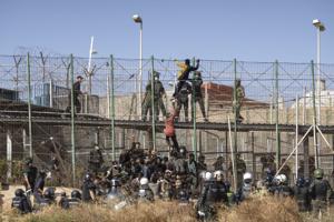 Tusindvis af migranter stormer grænsen til spansk enklave