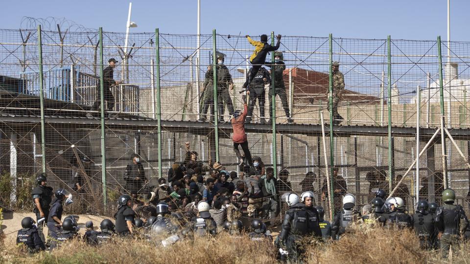 Migranter forsøger at komme over et hegn ind til Melilla 24. juni. <i>Javier Bernardo/Ritzau Scanpix</i>