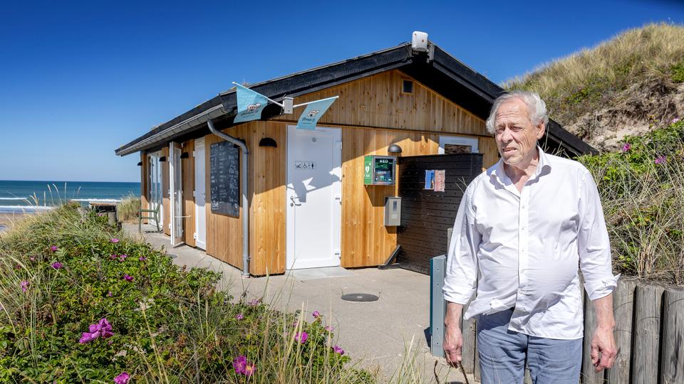 Bent Petersen har renoveret ishuset i Kandestederne for ret mange penge. Han tror på ideen om at skabe et muntert og hyggeligt mødested for fastboende og turister.  <i>Foto: Lars Pauli</i>