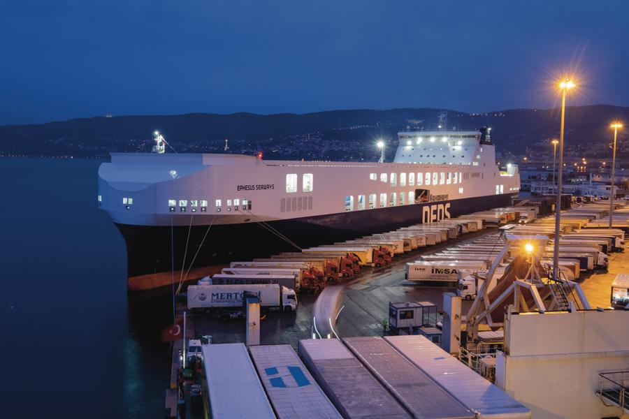 Den første af DFDS' nye mega-ro/ro-skibe 'Ephesus Seaways' i Trieste, der er UN Ro Ro's hovedhavn uden for Tyrkiet. Foto: